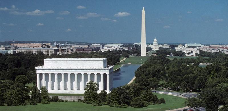 从林肯纪念堂后面鸟瞰华盛顿特区的购物中心，前景是林肯纪念堂，背景是华盛顿纪念碑和国会大厦
